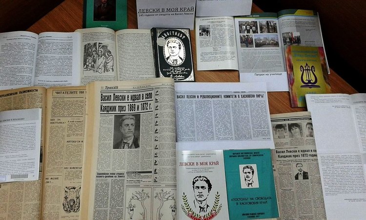  Витрина с материали, посветени на Васил Левски е подредена в читалнята Градска библиотека "П.Пенев" 