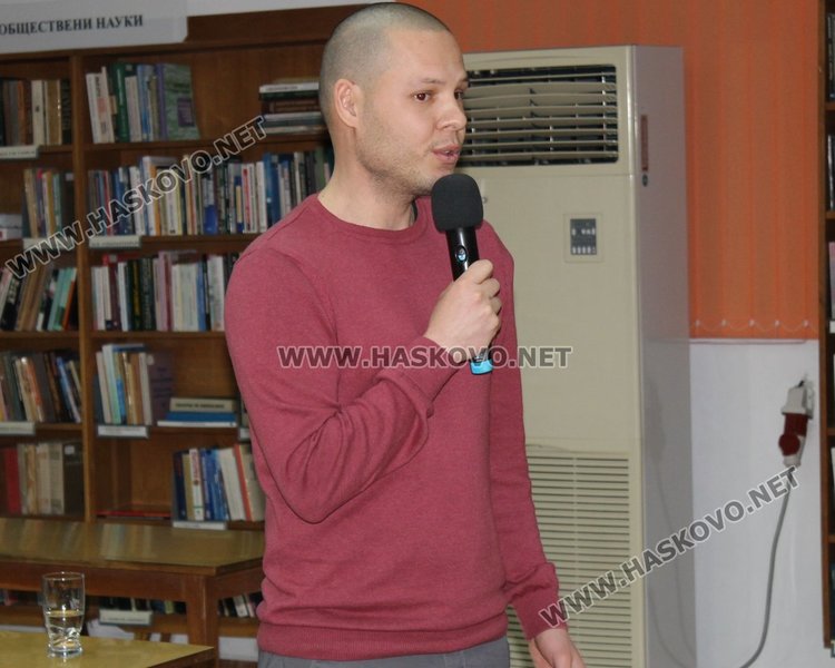 Младият автор от Чирпан Тихомир Иванов представи снощи в Димитровград дебютната си книга „Камино: Пътят на завръщането“. 