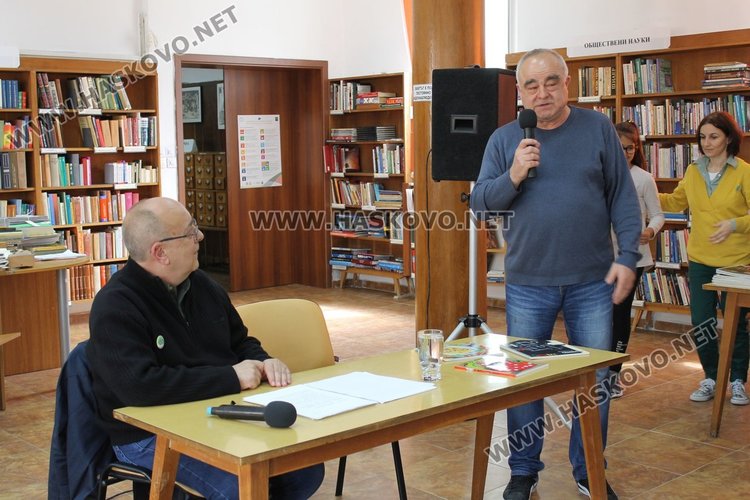  Благодарности за визитата на писателят в Димитровград отправи пом.директорът на училището Митко Дерменджиев. 
