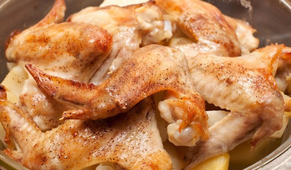 Пилешки крилца с картофи