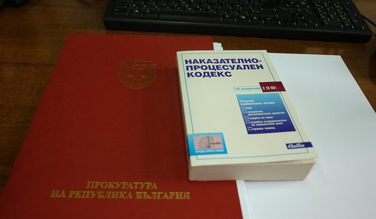 Дилърът, задържан с над 300 грама наркотици, остава в ареста,твърди,че били за лична употреба