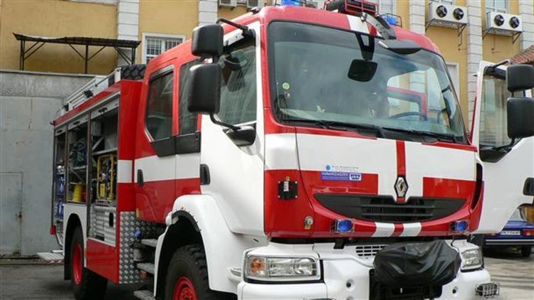 Три гаража горяха във Фатово