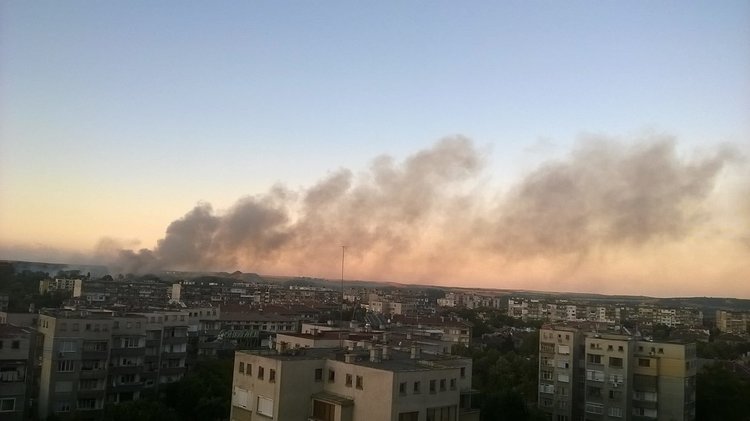 Пожар в покрайнините на града притесни димитровградчани