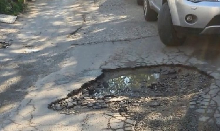 300 лв. обезщетение за потрошена кола в яма на пътя