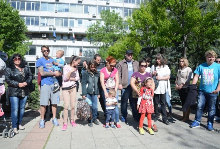 Родители заплашват да съдят Фонда за лечение на деца