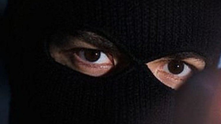Въоръжен и маскиран полицай ограби бензиностанция