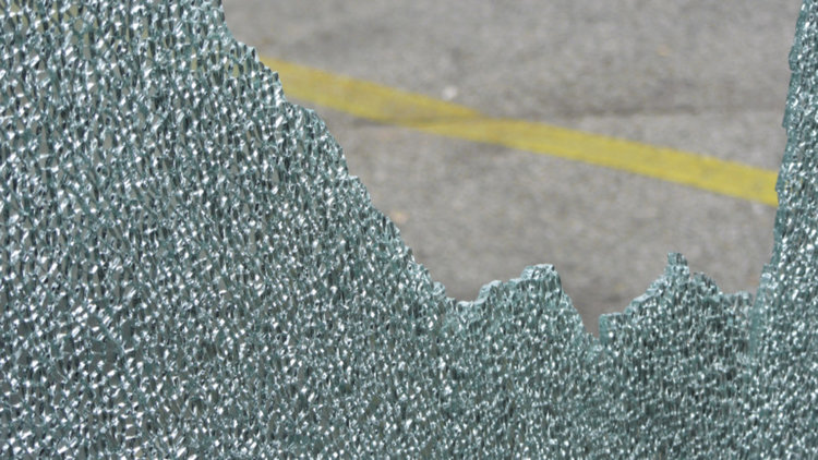 Най-малко 21 загинали при падане на автобус от мост в Индия