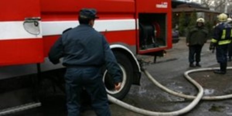 Пожарникари спасяват къща, запалил се непочистен комин