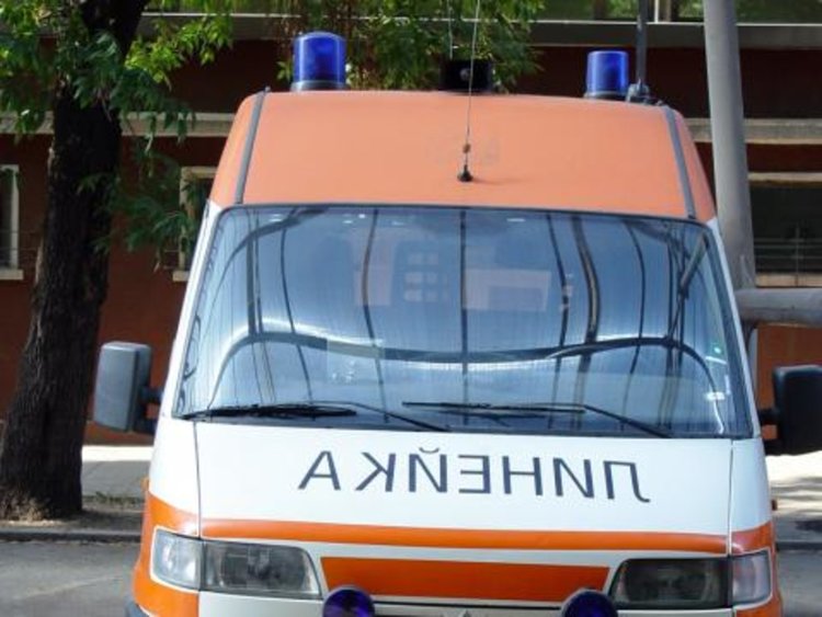 Асеновградчанка се блъсна с кола в офис сграда на бензиностанция