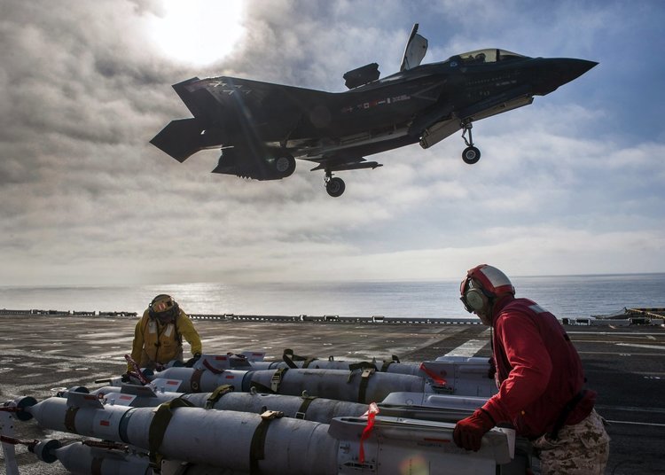 Вертикално кацане на F-35B на самолетоносача "Америка" (видео)