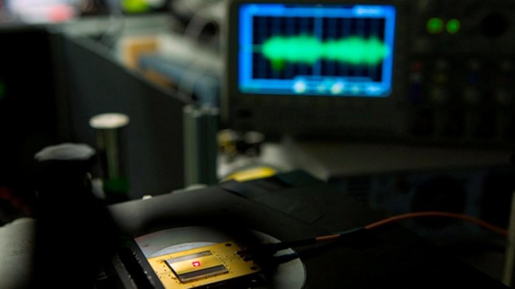 Създадоха радиоприемник от два атома в розов диамант (видео)