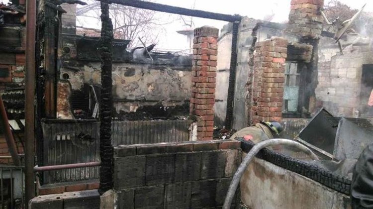 Цяло село помага на семейство, чиято къща изгоряла до основи