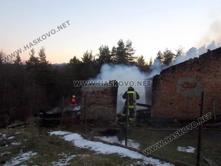 Осем часа гасиха обора-факла в село Стража, изгоряха 25 овце, други 10 животни спасени