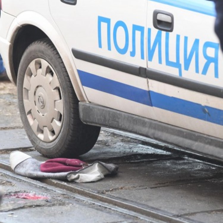 Трима биха и рязаха жена в София, за да я ограбят