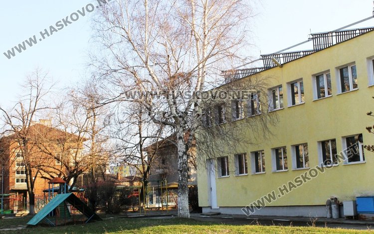 Обновяват двора на димитровградската градина "Осми март" по проект