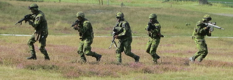 Швеция връща задължителната военна служба
