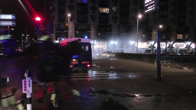 Извънредно положение в Ротердам. Водни оръдия срещу турски протест (видео)
