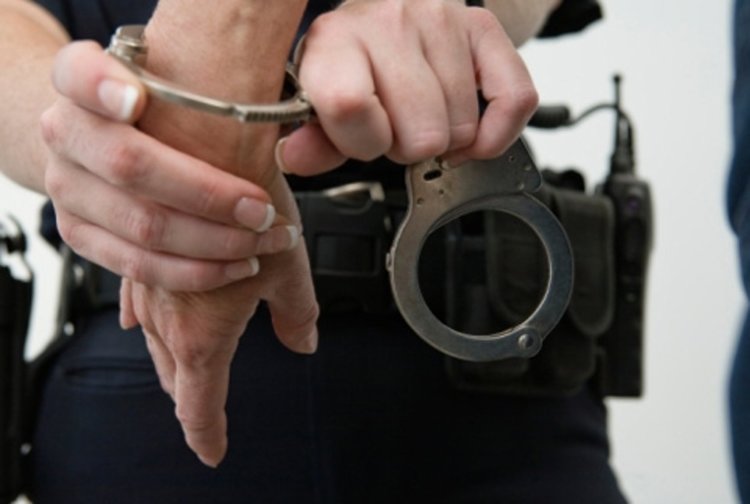 Хлапаци обраха автомобил пред кръчма