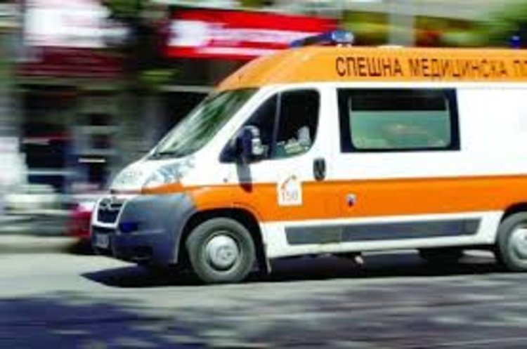 Издирват неправоспособен шофьор, блъснал туристи край Триград