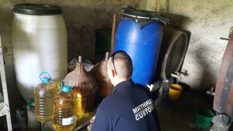 Митничари намериха над 260 литра ракия по обява в интернет