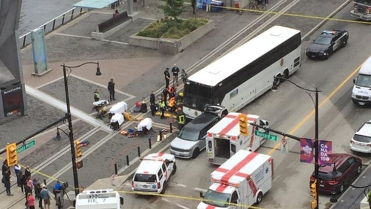 Автобус се вряза в пешеходци във Ванкувър