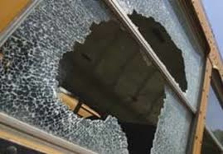 Вендета в Сливарка, зрял мъж по детски троши прозорците на опонент