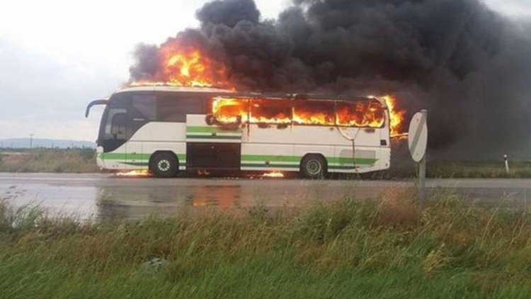 Светкавица подпали автобус в Гърция