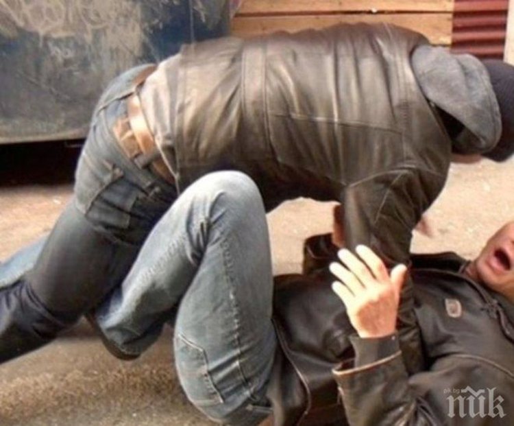 Братя бият мъж край гробището, жени се замерят с камъни