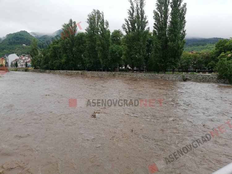 Дъждовете продължават, нивото на водоемите се следи денонощно