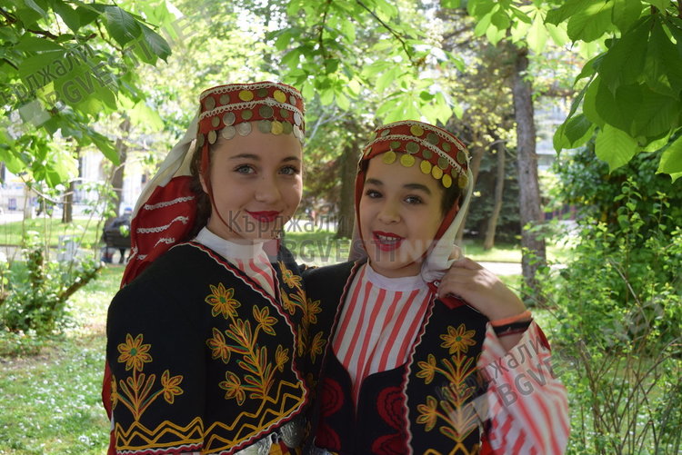 320 танцьори тропаха хоро пред Дома на културата