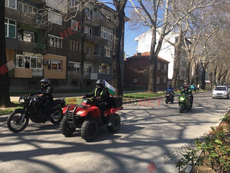 Впечатляващо мотошествие до Бачковската света обител, стотици приветстваха рокерите по пътя до манастира