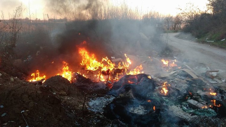 Огнеборци спасиха 20 декара гора от запалени гуми на пътя край Девин