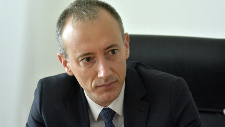 МОН сменя оценяването на учебниците след скандала с благовидно представения комунистически режим