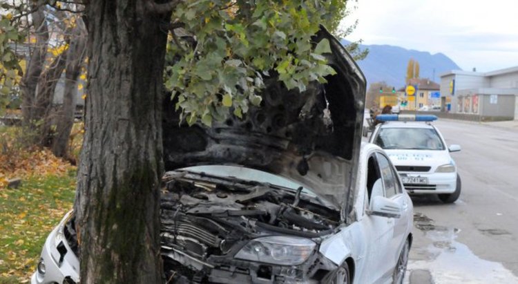 18-годишен с Пежо се заби в дърво, пострада негов връстник 