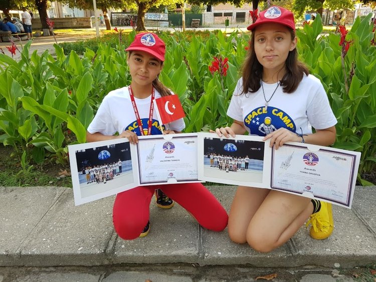 Йоана Грозева и Валентина Ташева се завърнаха от „мисия“ Space Camp