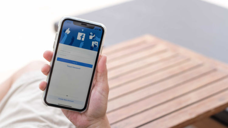 Facebook наблюдава през камерата на iPhone?