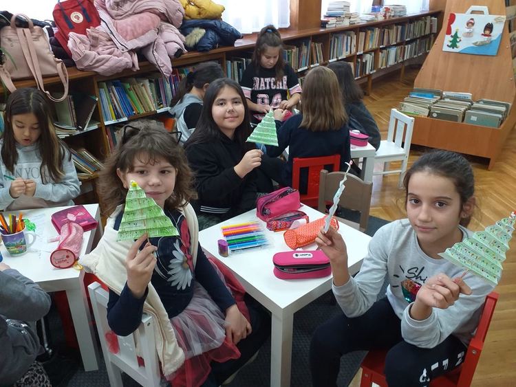 Ученици от „Йовков“ в коледна работилница
