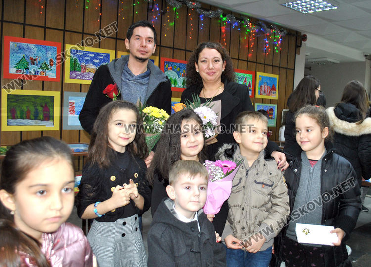 Млади художници от "Пастело" с пъстра коледна изложба в библиотеката