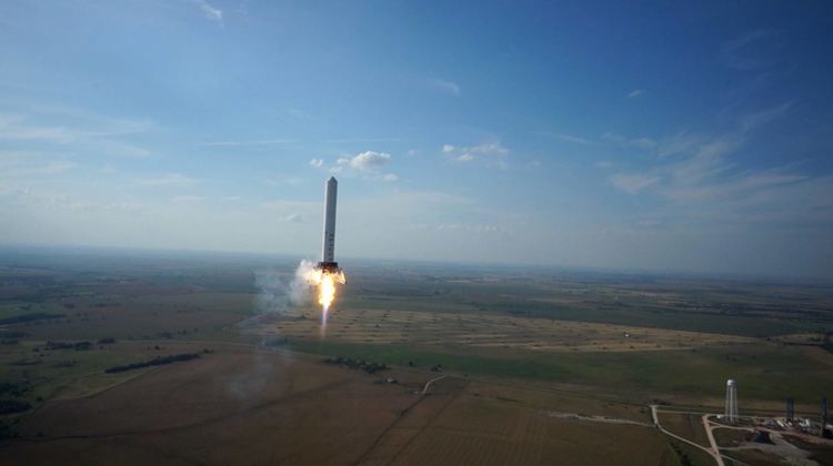 Самоделна ракета отне живота на привърженик на плоската Земя 