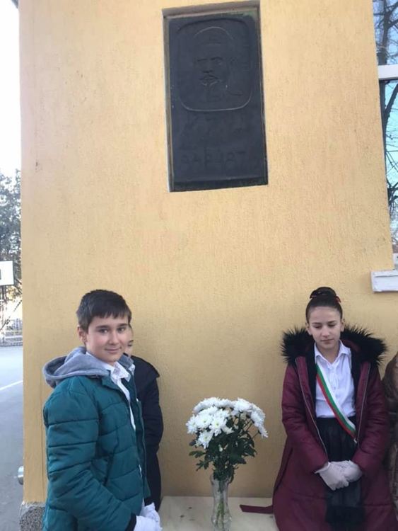 Поднасяме венци и рецитираме за 2 юни