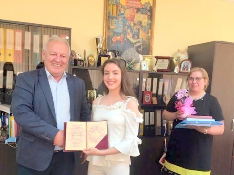 Василена Паричкова от Смолян е пълен отличник и бъдещ архитект, тя е лауреат на отличието "Национална диплома"