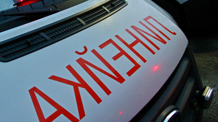 "Рено" се удари в крайпътна стена, 57-годишна жена е пострадала