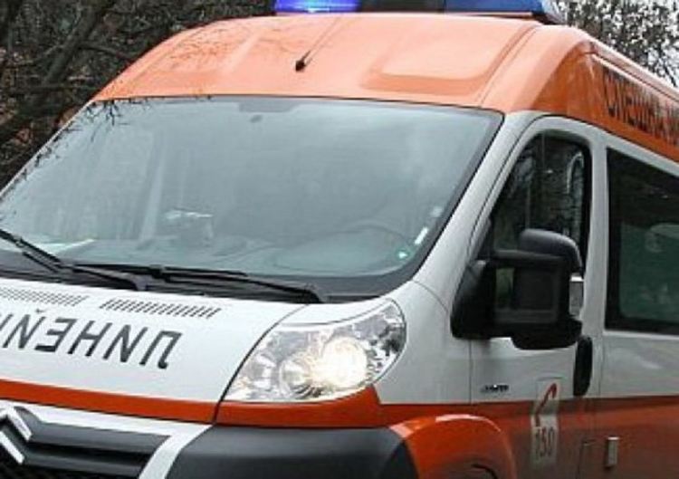74-годишен водач е потрошен след катастрофа, пострада и съпругата му 
