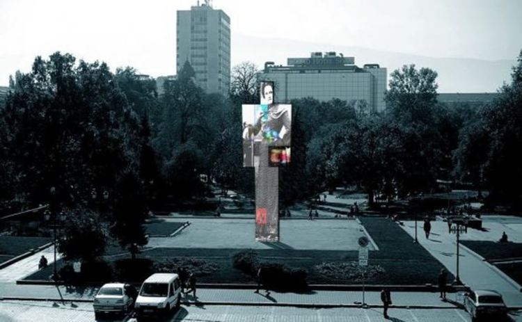 Вдигат 13-метровата инсталация "Един човек" в София