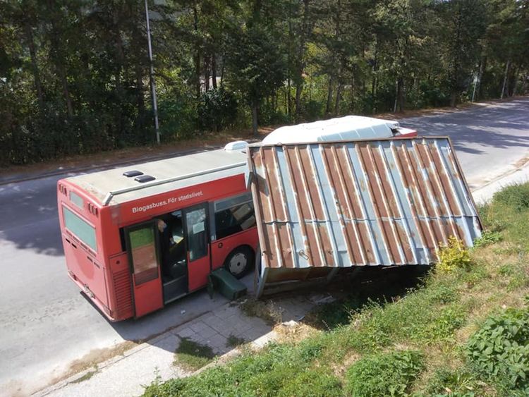 Автобус събори спирка в Смолян