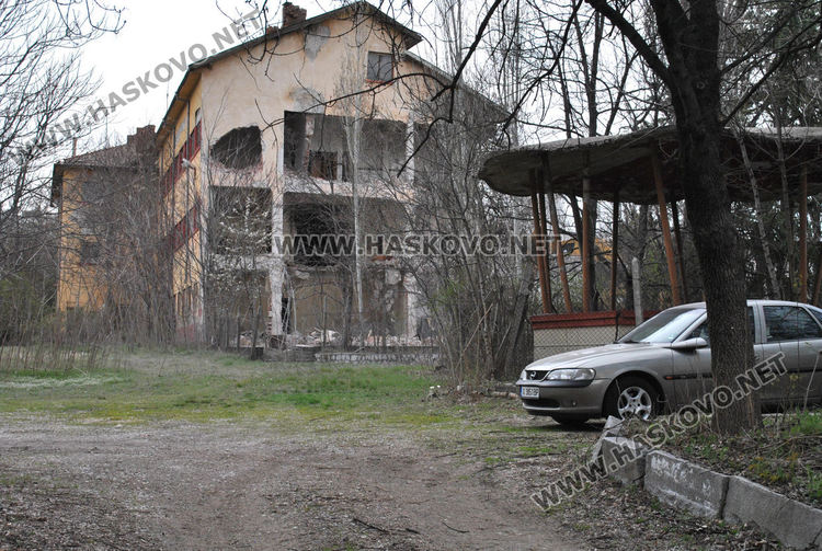 Започна разрушаването на бившата казарма край улица „Дунав“