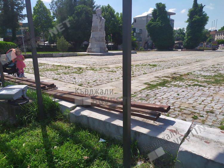 Вандали потрошиха десетки метри пейки около паметника на Апостола, дори от Махалата негодуват