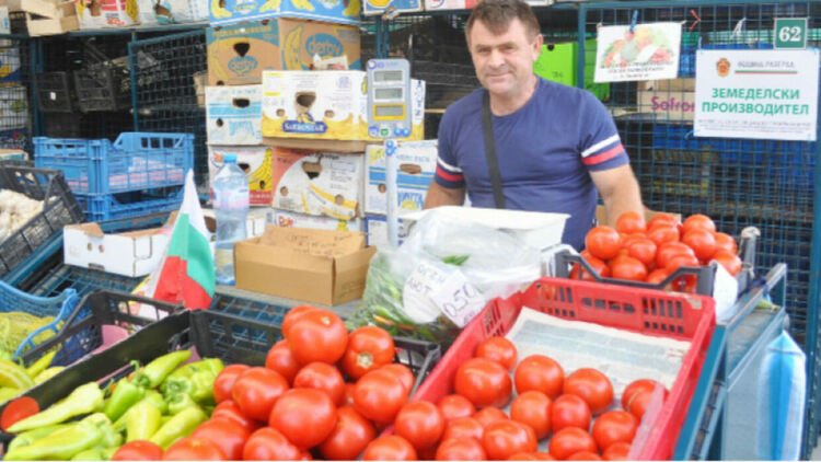 Земеделски производители от ямболско на протест, затварят път
