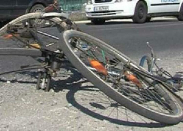 18-годишен помете с "Тойота" 13-годишен с велосипед при Седловина