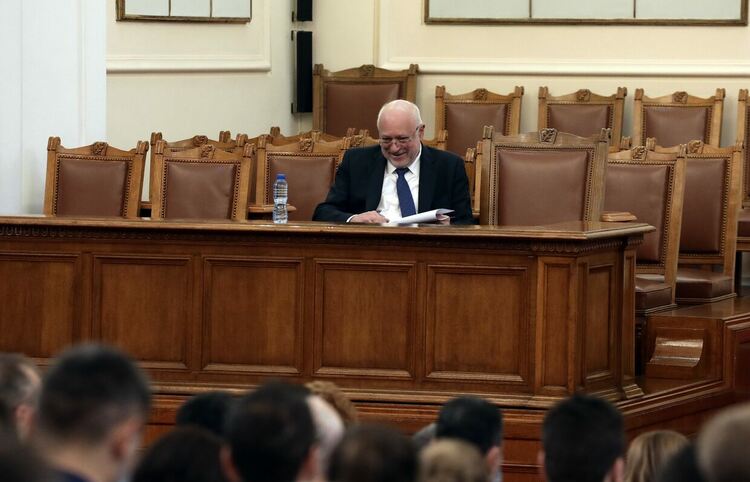 Народното събрание изслушва служебния министър на културата проф. Велислав Минеков